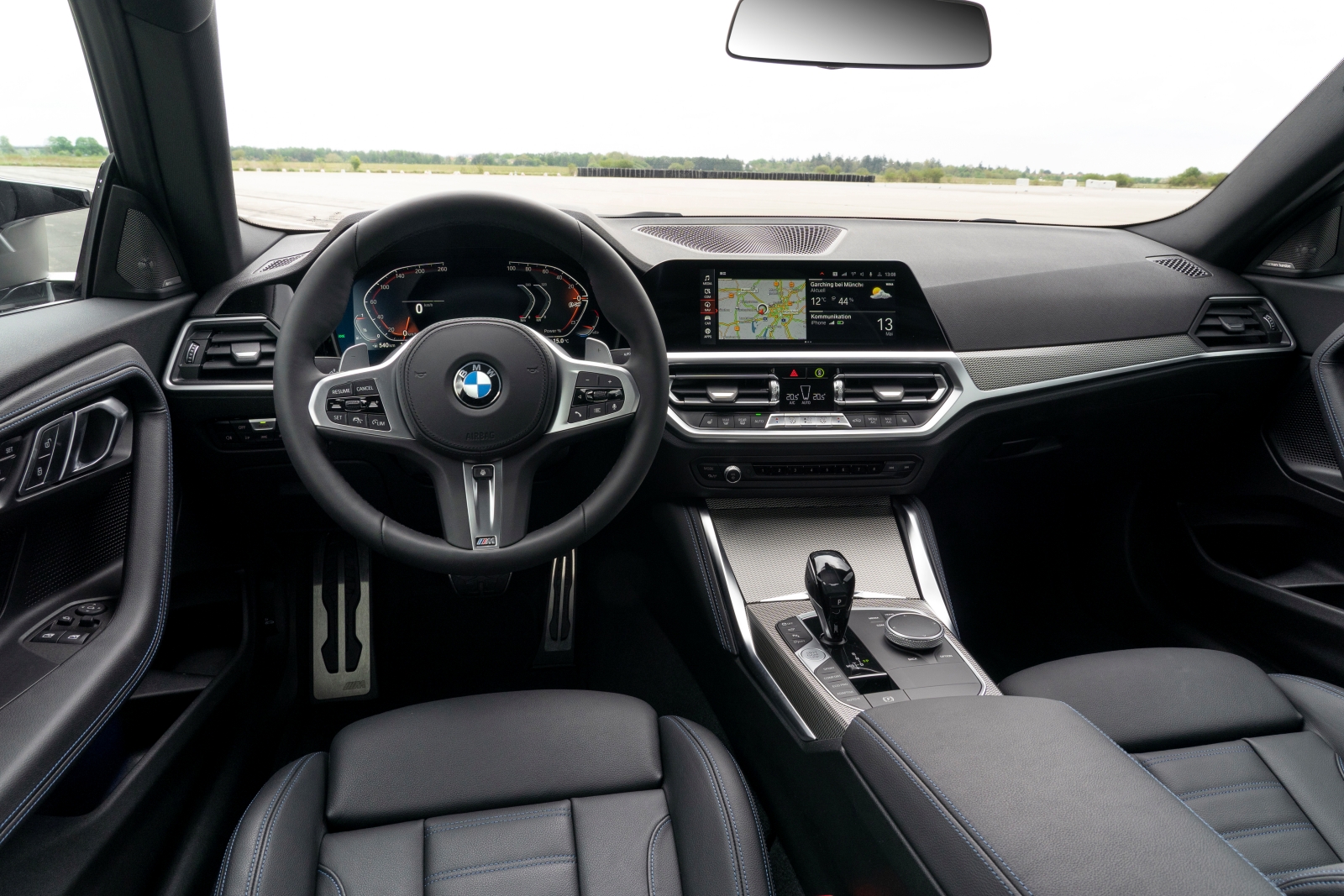 [新聞照片四] BMW堅持一貫的駕駛者導向設計，融入12.3吋虛擬數位儀錶與10.25吋中控觸控螢幕所構成的全新BMW全數位虛擬座艙